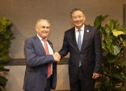 商务部部长王文涛会见南非贸易、工业和竞争部部长帕克斯・陶