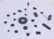 中科磁业：公司的主要产品为永磁材料，可分为烧结钕铁硼永磁材料和永磁铁氧体磁体两类