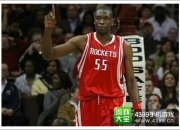 NBA传奇巨星“穆大叔”因脑癌去世，年仅58岁！他曾是姚明队友，“摇手指”动作成绝响，乔丹、科比都曾被他盖帽