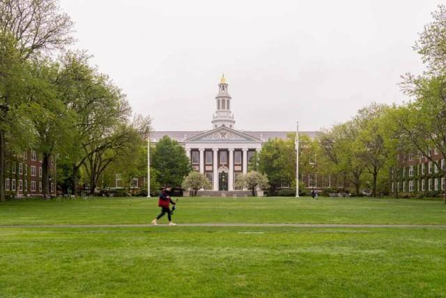 特朗普称哈佛国际生比例最高应为15%！美国政府VS哈佛大学，今日法庭见！主审法官曾多次给特朗普“添堵”