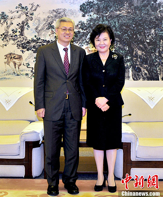 廖岷会见美国前财政部长保尔森