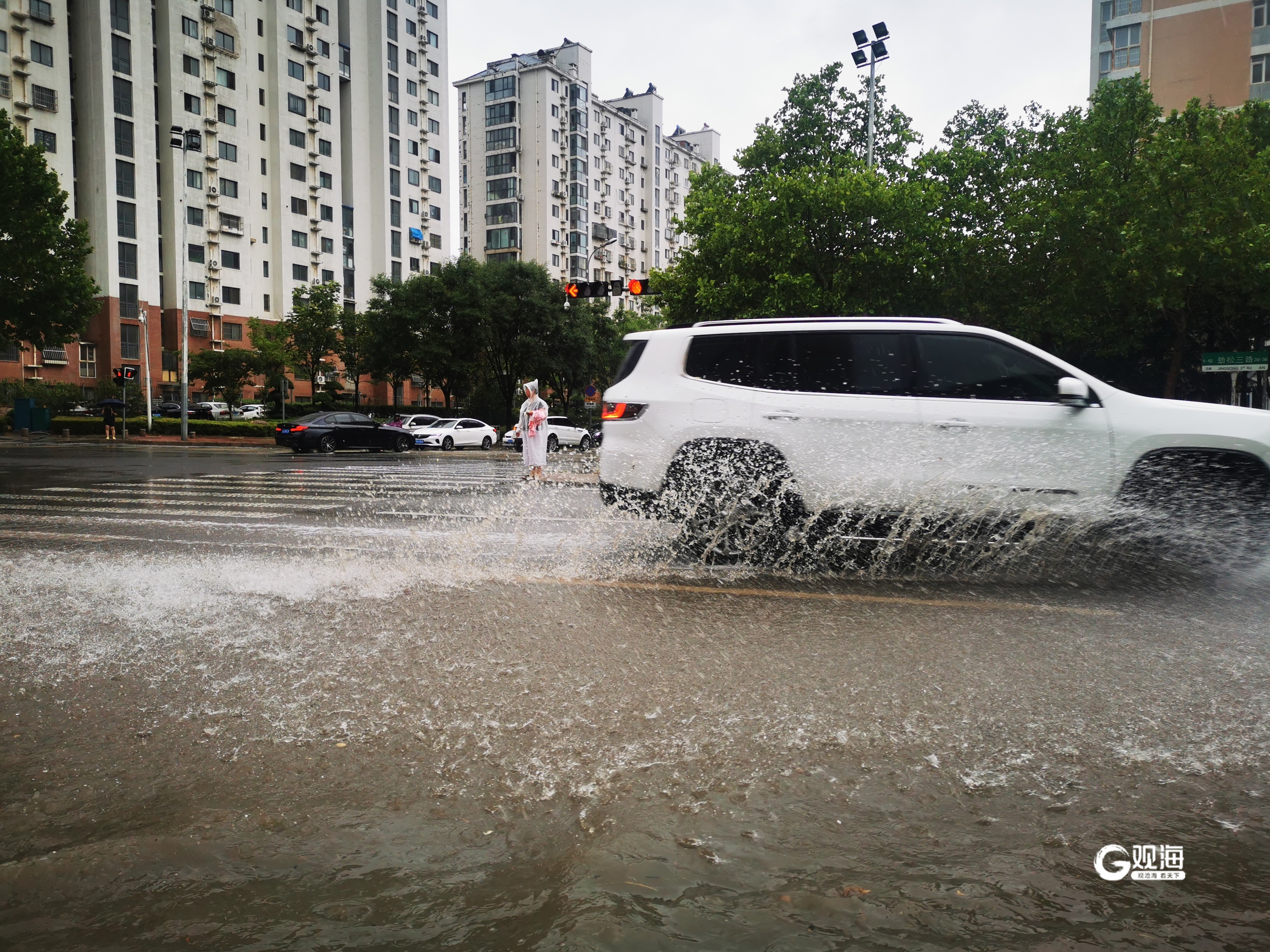 青海西宁升级暴雨橙色预警信号为暴雨红色预警信号