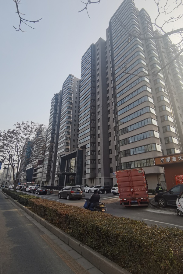 中国国贸：公司主要从事写字楼、商城、公寓等投资性物业的出租和管理以及酒店经营等