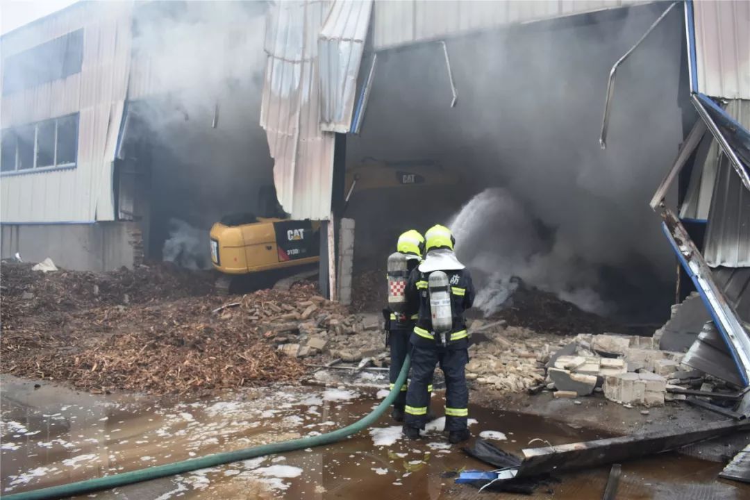 东岳硅材(300821.SZ)：公司合成三期B床发生一起火灾事故 未造成人员伤亡