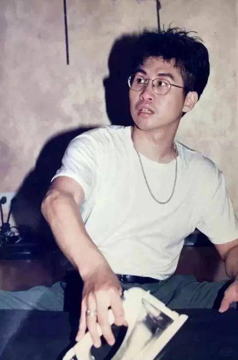 遭知名歌手郑智化控诉“没人性”,深圳机场深夜再道歉:立行立改,将增加保障人员并试点启用有一定坡度的登机连接装置