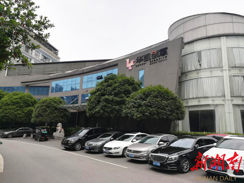 华凯易佰：公司及子公司担保总余额约为12.11亿元