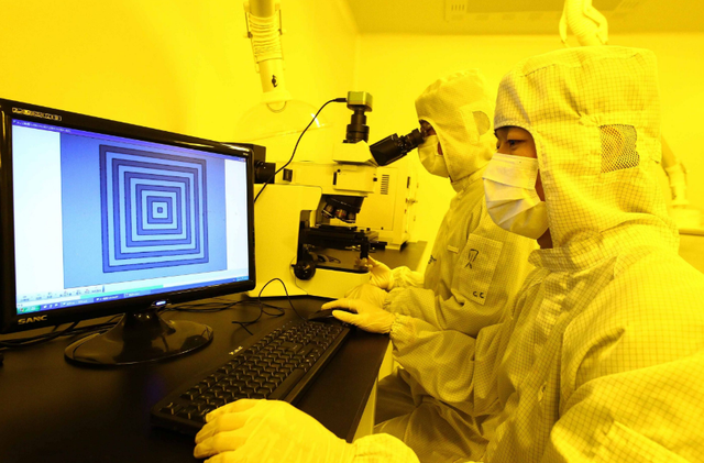 4月28日宝丽迪涨停：光刻机（胶）概念热股