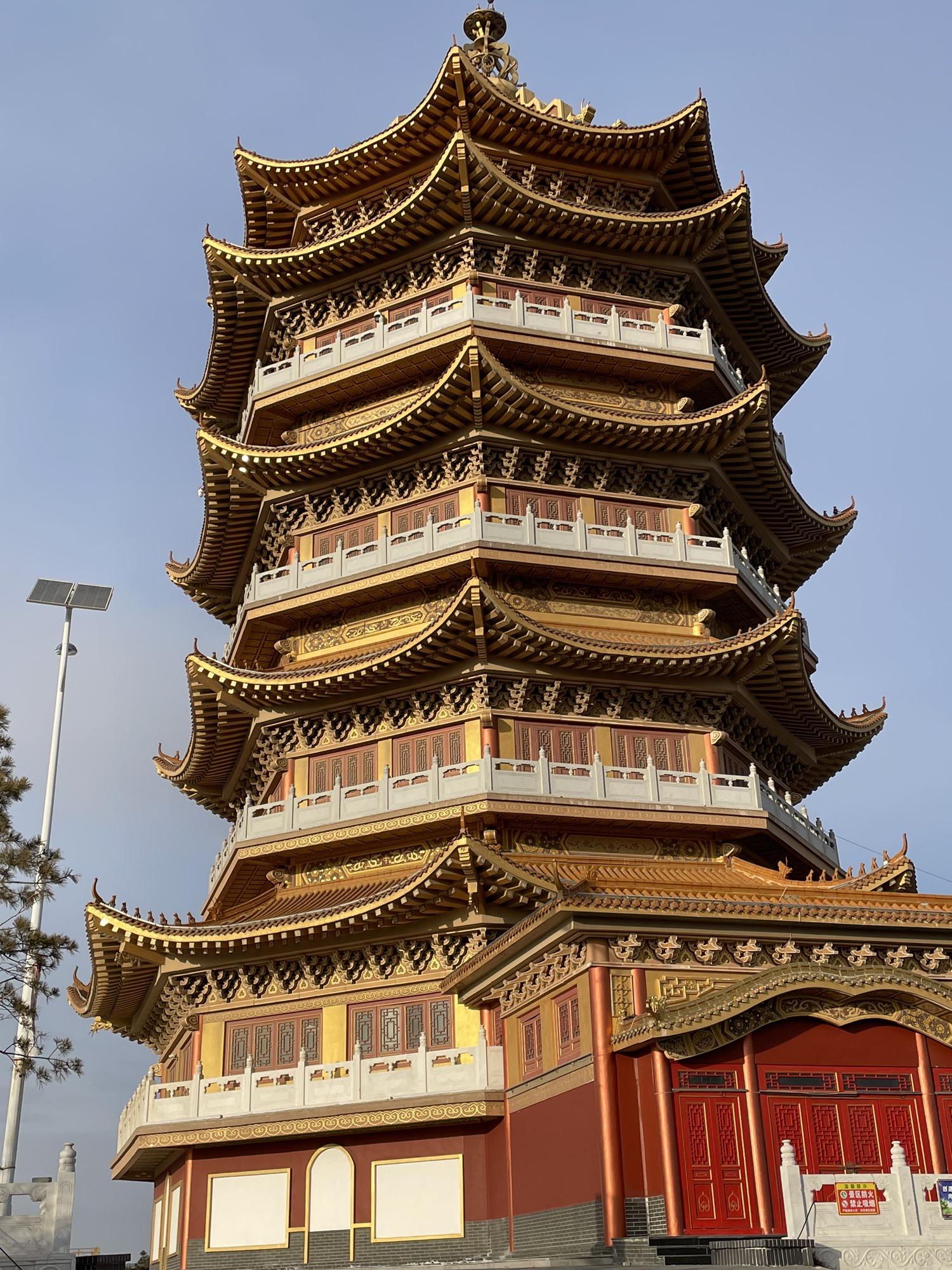 好感度拉满！辽宁锦州市委在夜市大屏打免费停车广告，游客：“没想到来锦州第一站就到了市委大院”