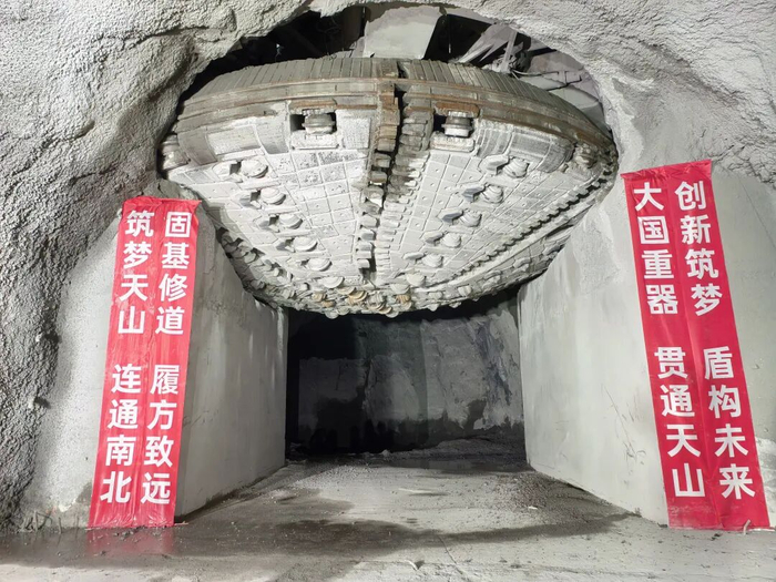 国内引水隧洞最大直径双护盾硬岩掘进机下线