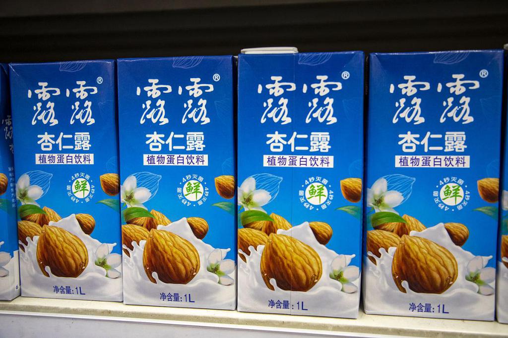 杏仁露十年销量未创新高，承德露露巨资砸向养生水，“烧钱”值不值？