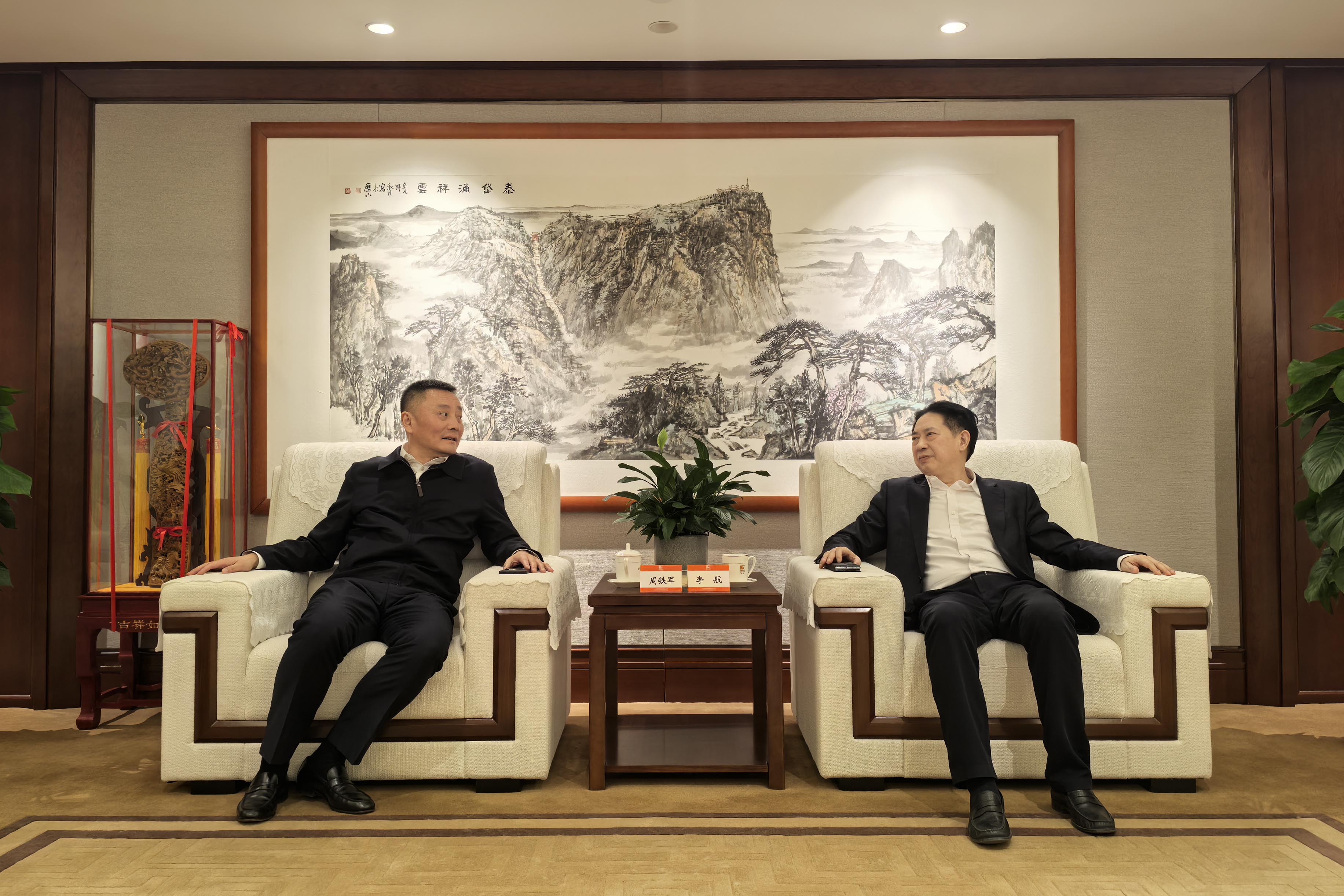 中国银行董事长葛海蛟与山东黄金董事长张晓海举行工作会谈